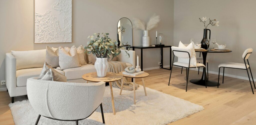 Harmonisch eingerichtetes Wohnzimmer in warmen neutralen Tönen - Ergebnis eines individuellen Einrichtungsstils