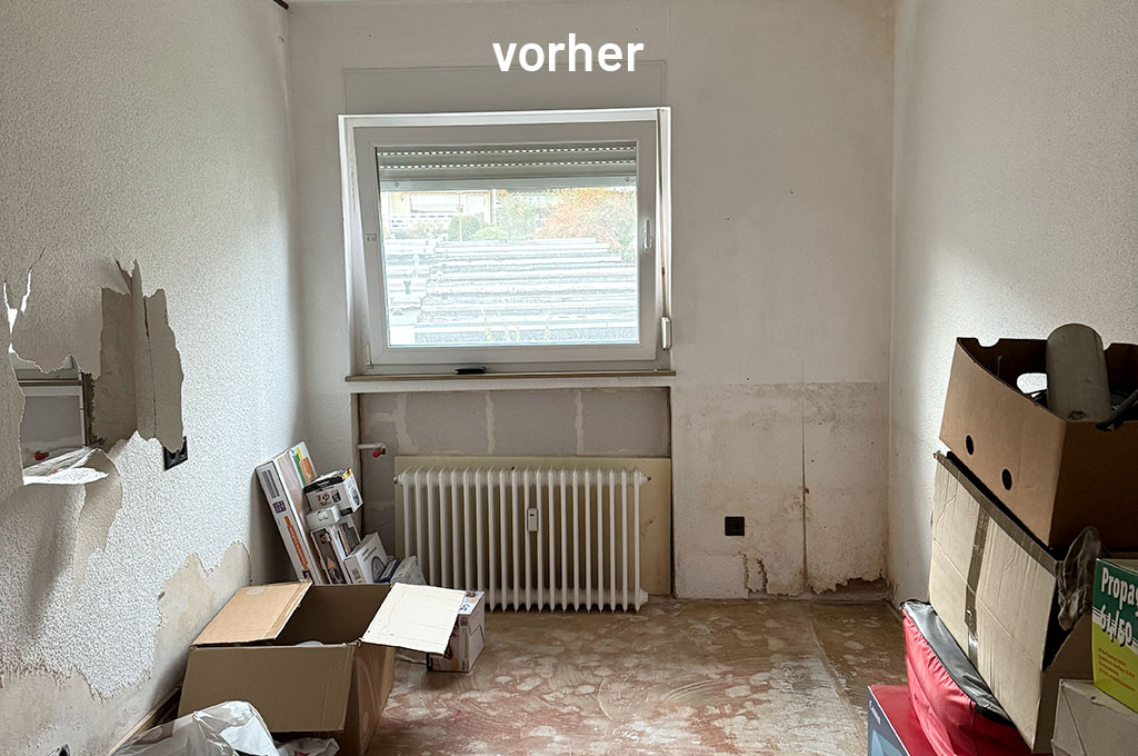 Renovierungsbedürftiges Arbeitszimmer vor der Umgestaltung, unruhig eingerichtet und ohne klares Einrichtungskonzept