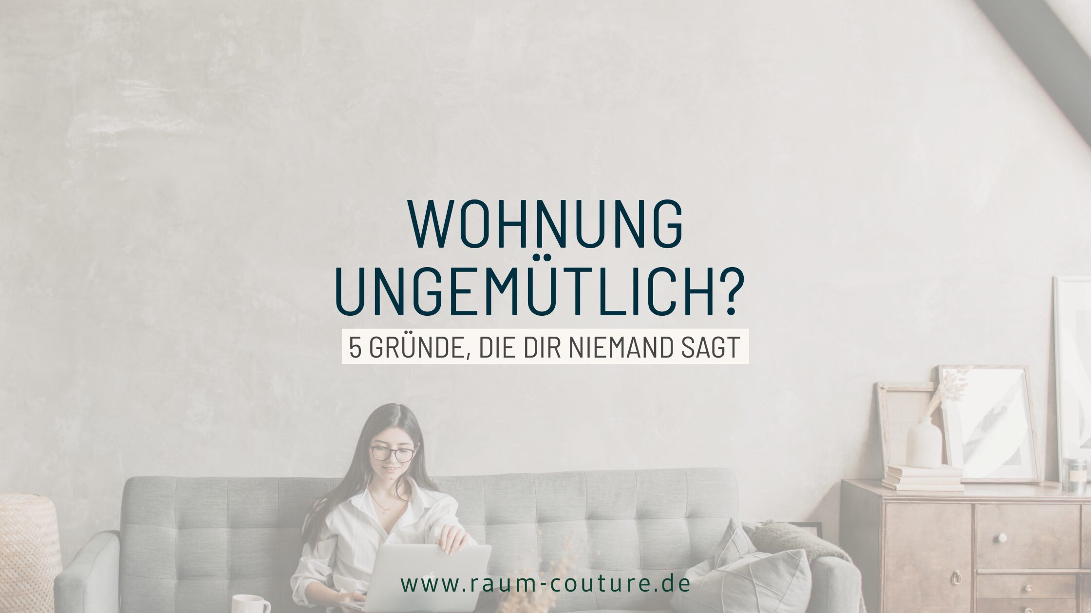 Wohnung ungemütlich Frau verzweifelt Wohnzimmer Wohnung ungemütlich – Frau sitzt verzweifelt im Wohnzimmer und weiß nicht weiter